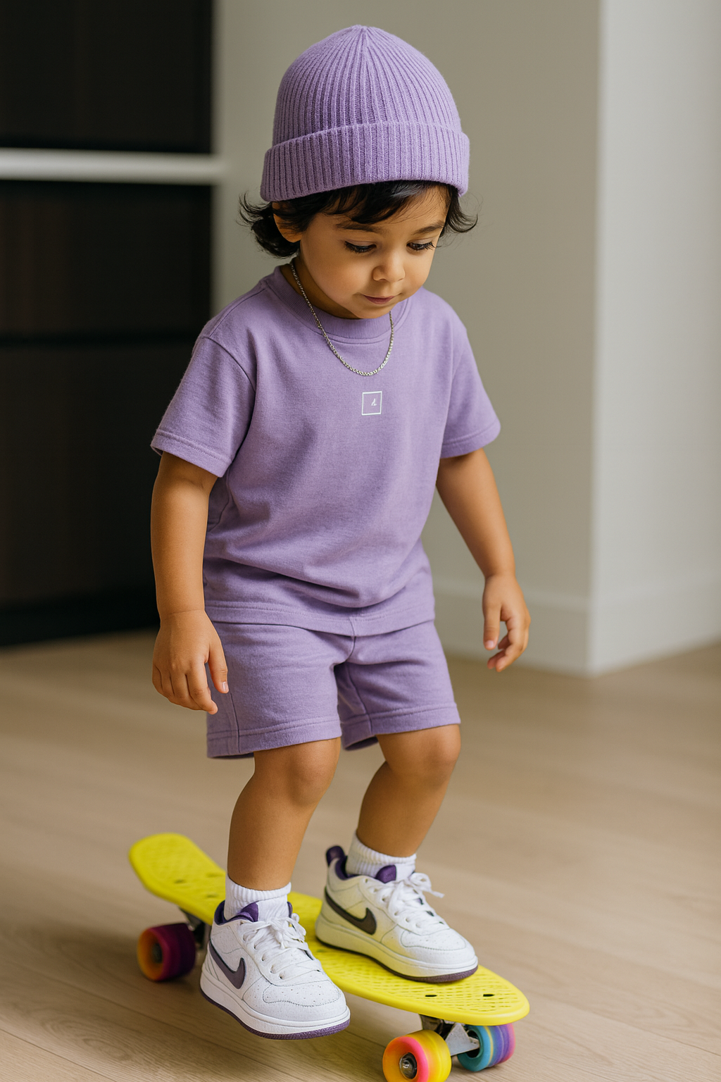 Criança andando de skate em casa